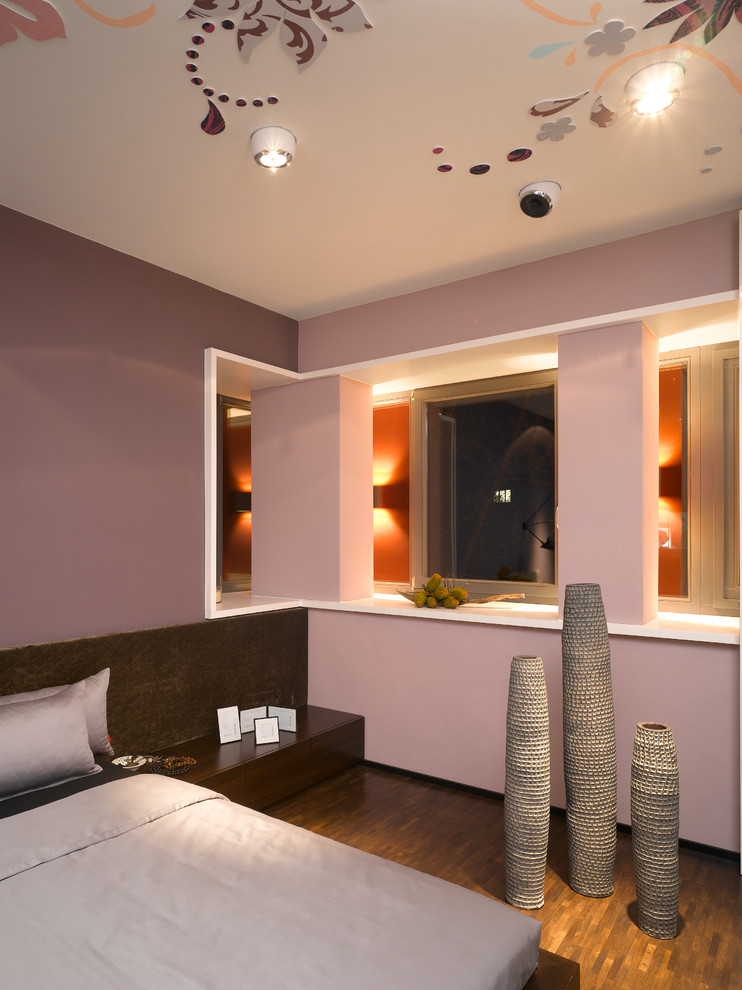 Großes Modernes Hauptschlafzimmer ohne Kamin mit lila Wandfarbe und braunem Holzboden in Stuttgart