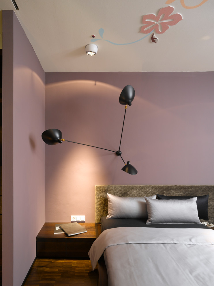 Immagine di una piccola camera matrimoniale contemporanea con pareti viola, parquet scuro e nessun camino