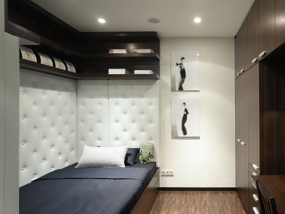 Mittelgroßes Modernes Hauptschlafzimmer ohne Kamin mit weißer Wandfarbe und dunklem Holzboden in Stuttgart