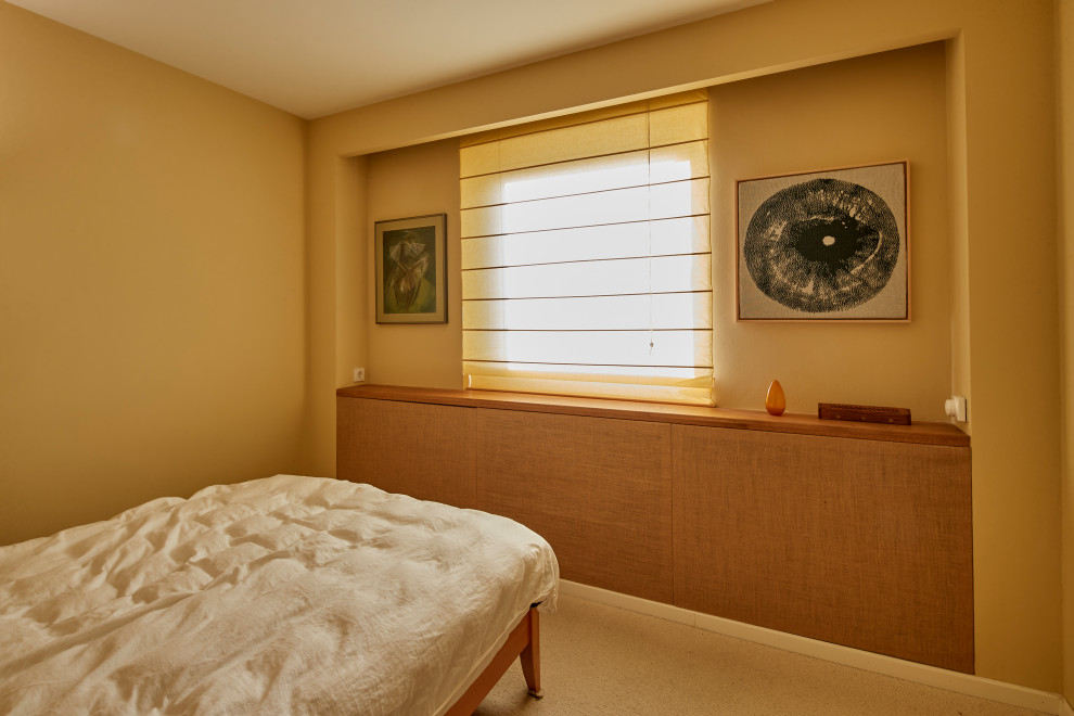 Idee per una piccola camera matrimoniale contemporanea con pareti beige, moquette e pavimento beige