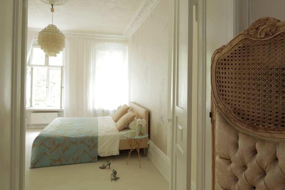Großes Klassisches Schlafzimmer ohne Kamin mit beiger Wandfarbe und Teppichboden in Berlin