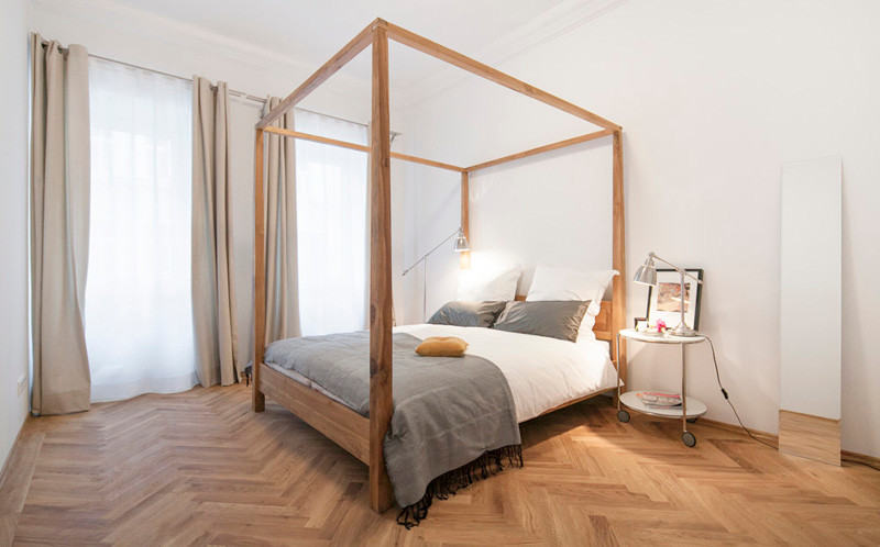 Стильный дизайн: большая хозяйская, серо-белая спальня в современном стиле с белыми стенами и паркетным полом среднего тона без камина - последний тренд