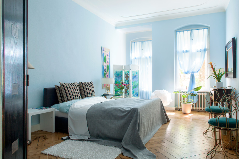 Идея дизайна: хозяйская спальня среднего размера в стиле неоклассика (современная классика) с синими стенами и паркетным полом среднего тона без камина