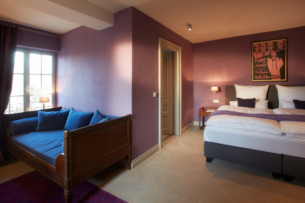 Landhausstil Schlafzimmer ohne Kamin mit lila Wandfarbe und hellem Holzboden in Frankfurt am Main