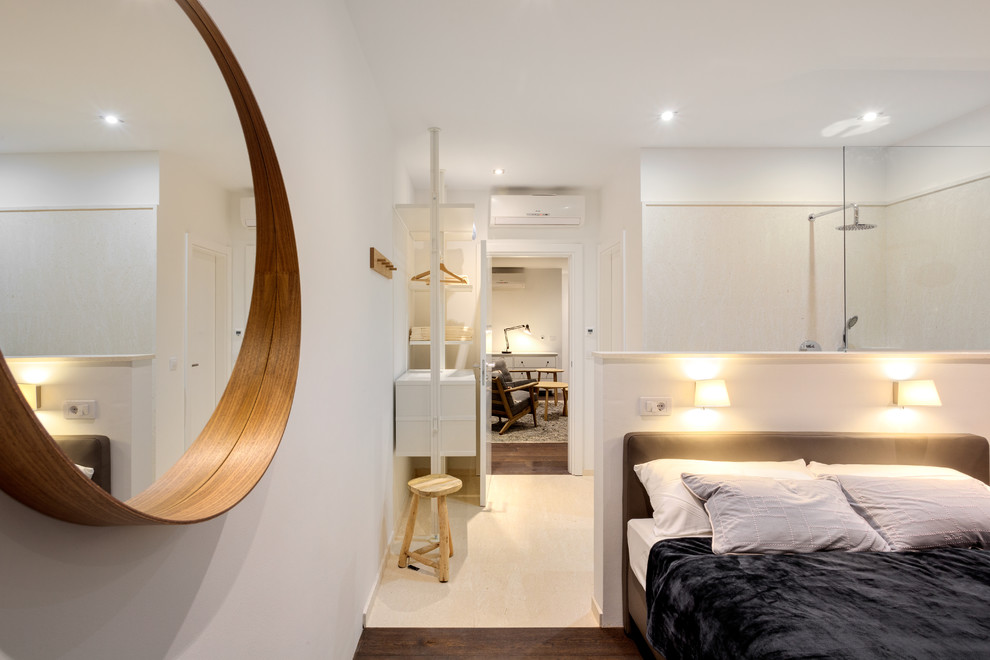 Mittelgroßes Modernes Gästezimmer mit weißer Wandfarbe, dunklem Holzboden und braunem Boden in Sonstige