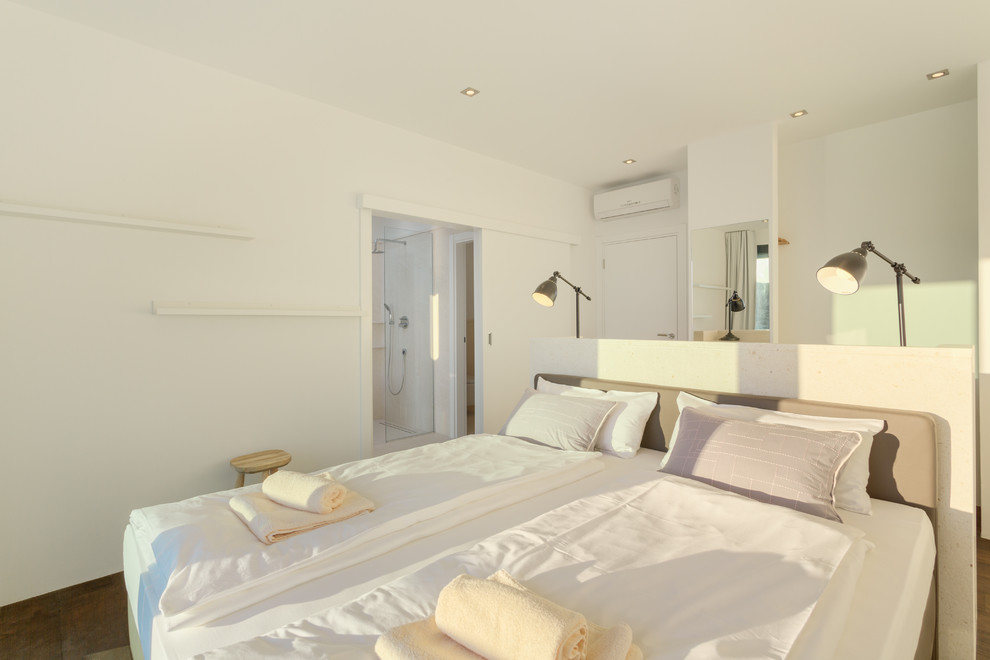 Mittelgroßes Modernes Hauptschlafzimmer mit weißer Wandfarbe, dunklem Holzboden und braunem Boden in Sonstige