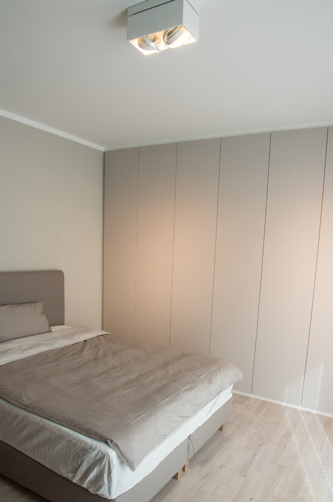 Стильный дизайн: маленькая спальня на антресоли в современном стиле с серыми стенами, светлым паркетным полом и серым полом для на участке и в саду - последний тренд