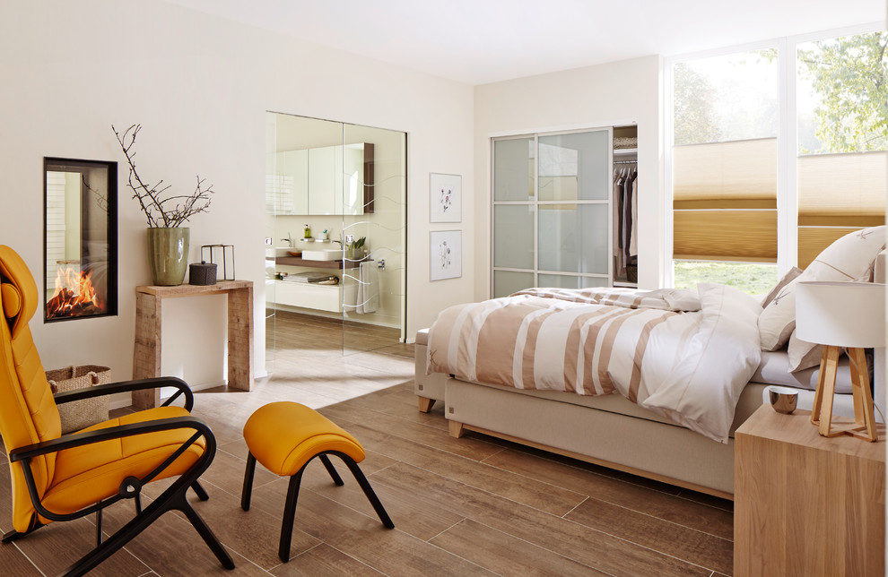Стильный дизайн: большая спальня в скандинавском стиле с белыми стенами без камина - последний тренд