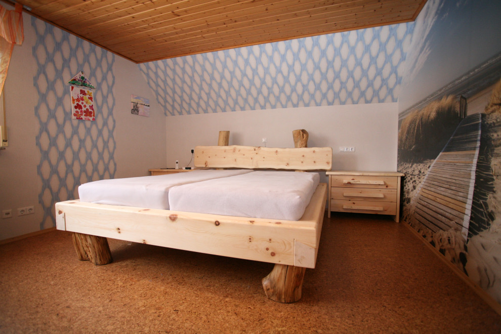 На фото: большая хозяйская спальня в стиле кантри с белыми стенами, пробковым полом и коричневым полом без камина
