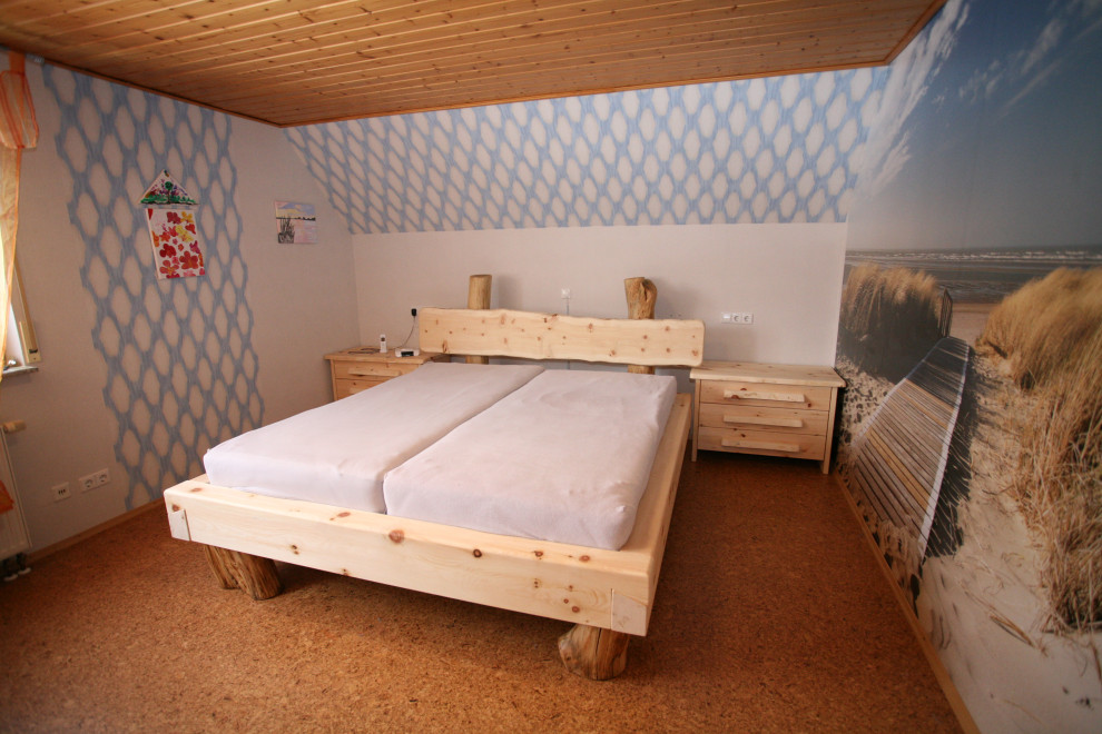 Modelo de dormitorio principal campestre grande sin chimenea con paredes blancas, suelo de corcho y suelo marrón