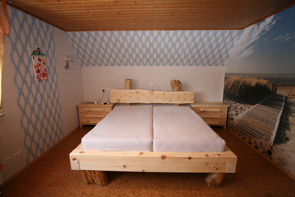Großes Landhausstil Hauptschlafzimmer ohne Kamin mit weißer Wandfarbe, Korkboden und braunem Boden in Stuttgart