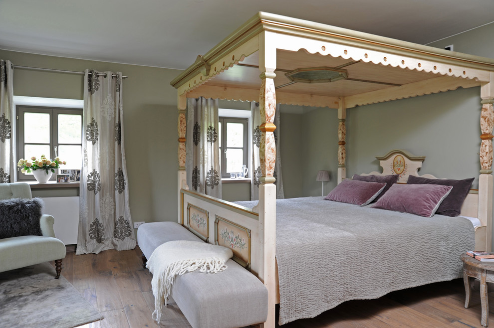 Mittelgroßes Country Hauptschlafzimmer ohne Kamin mit grüner Wandfarbe, braunem Holzboden und braunem Boden