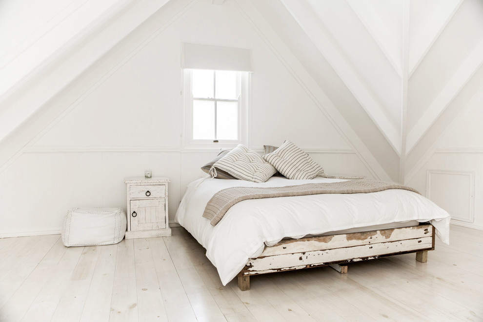Inredning av ett shabby chic-inspirerat mellanstort sovrum, med vita väggar och ljust trägolv