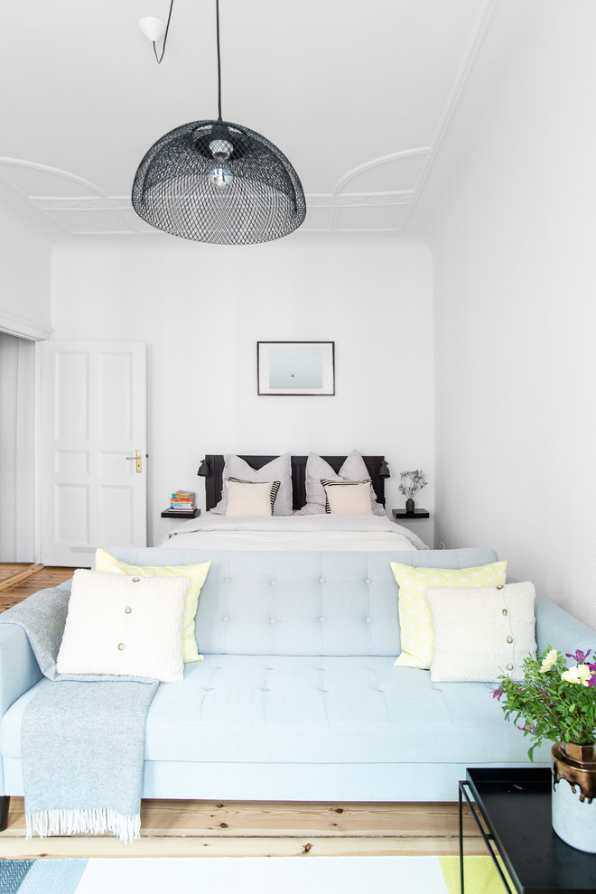 Geräumiges Skandinavisches Hauptschlafzimmer ohne Kamin mit weißer Wandfarbe, hellem Holzboden und braunem Boden in Berlin