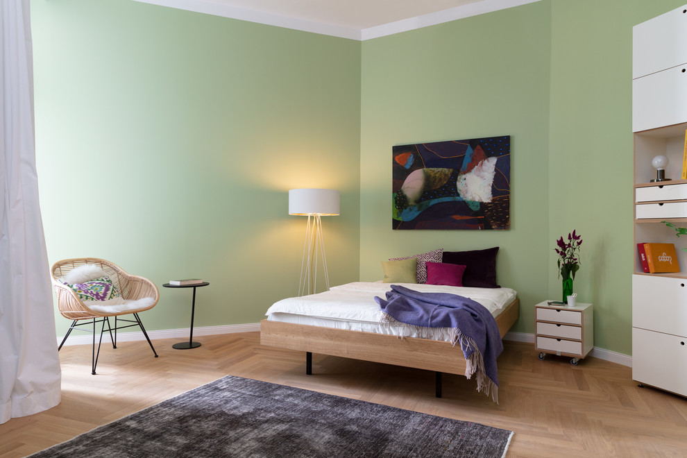 Großes Retro Hauptschlafzimmer ohne Kamin mit grauer Wandfarbe, hellem Holzboden und beigem Boden in Berlin