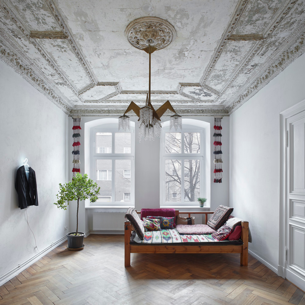 Inspiration för ett stort funkis sovrum, med vita väggar och mellanmörkt trägolv
