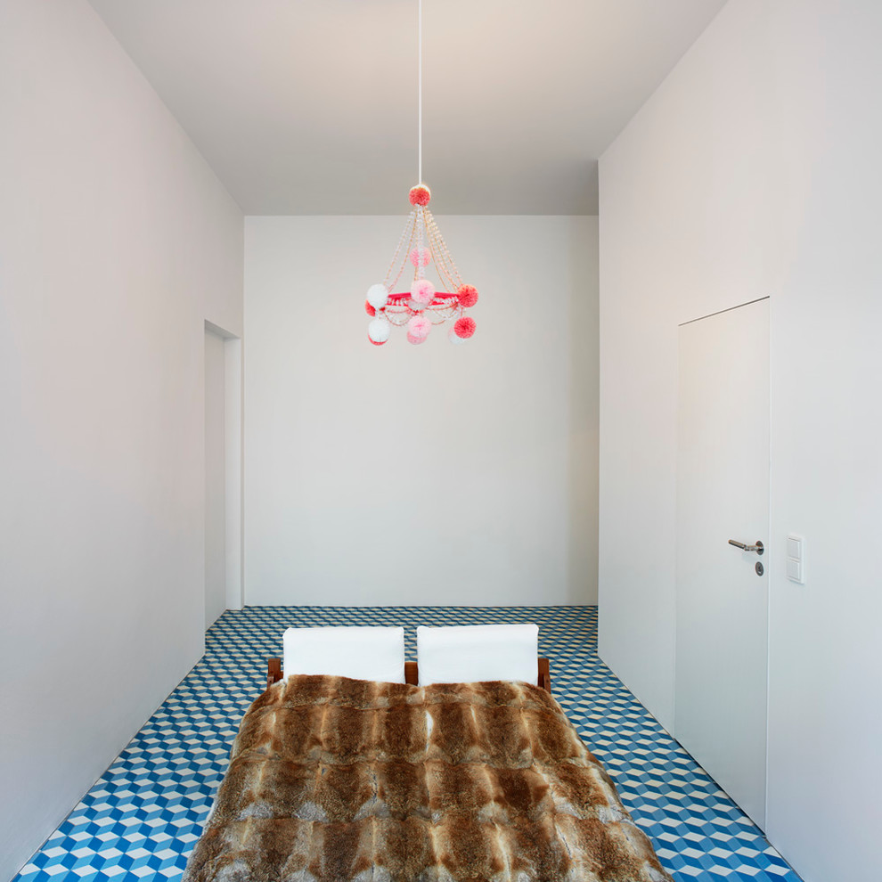 Eklektisches Schlafzimmer mit weißer Wandfarbe in Berlin
