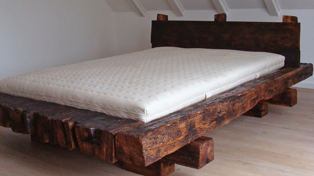 Bett aus Altholz - Rustikal - Schlafzimmer - Stuttgart - von liebwerk |  Houzz