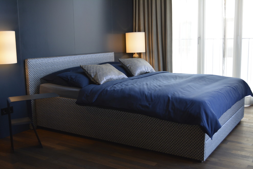 Свежая идея для дизайна: хозяйская спальня среднего размера в современном стиле с синими стенами и паркетным полом среднего тона - отличное фото интерьера