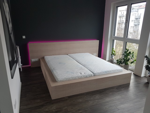 Bett mit indirekte LED-RGB Beleuchtung gefertigt aus Eiche Holz  gewachst/geölt - Contemporary - Bedroom - Leipzig - by WIRTH  Möbelwerkstätten | Houzz IE