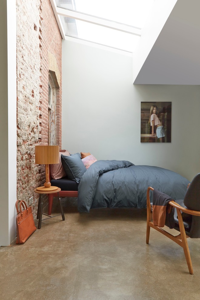 Пример оригинального дизайна: большая хозяйская спальня в стиле лофт с серыми стенами без камина