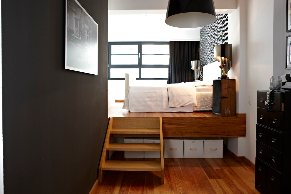 Mittelgroßes Skandinavisches Hauptschlafzimmer ohne Kamin mit schwarzer Wandfarbe und braunem Holzboden in Hamburg