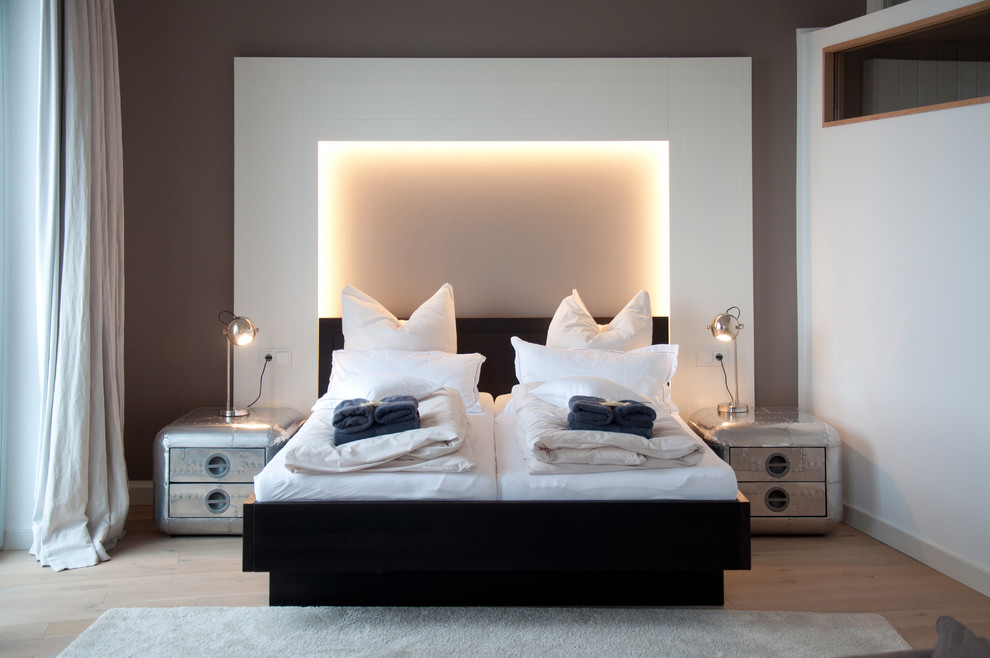 Esempio di una camera da letto design