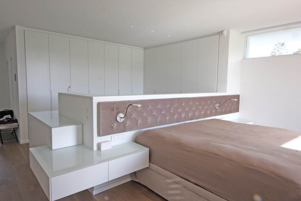 Geräumiges Modernes Hauptschlafzimmer mit weißer Wandfarbe in Düsseldorf