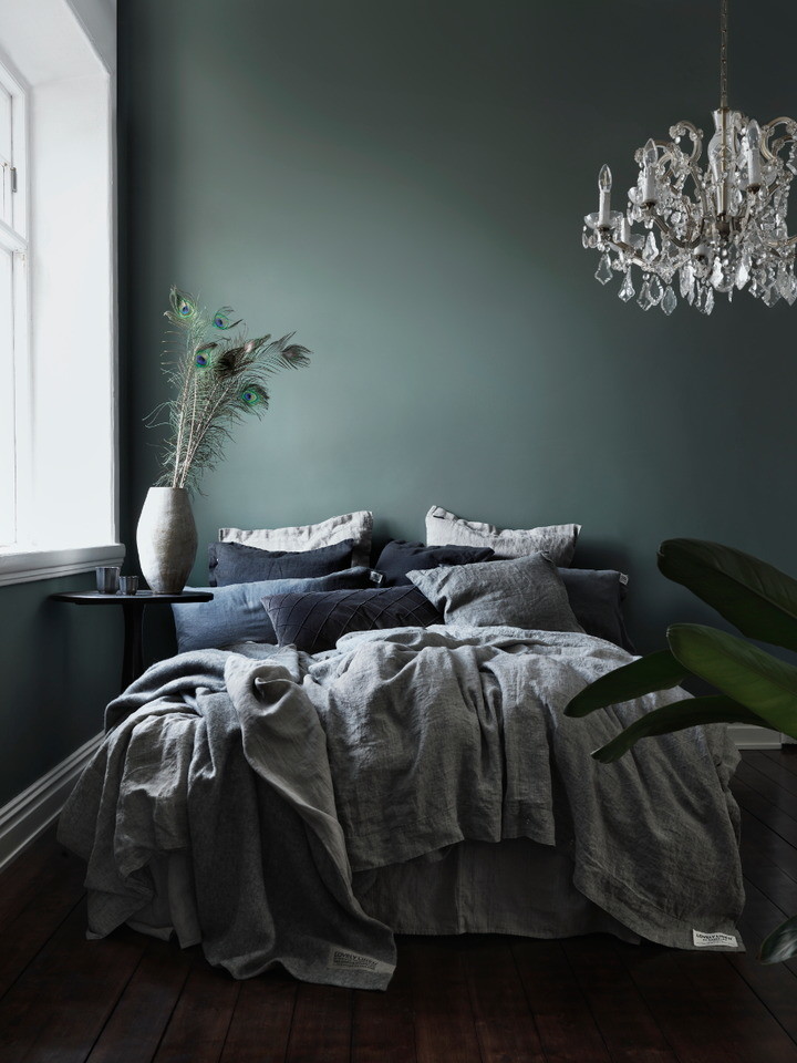 他の地域にある小さなコンテンポラリースタイルのおしゃれな主寝室 (緑の壁、無垢フローリング、暖炉なし、茶色い床) のインテリア