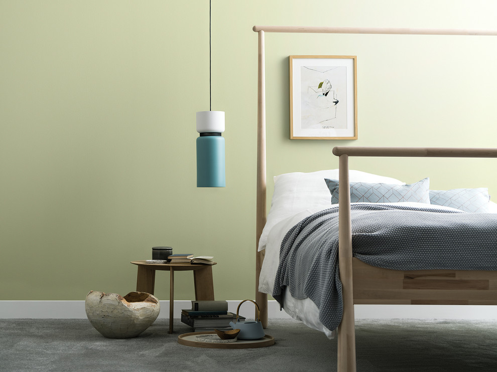 Immagine di una camera da letto contemporanea con pareti verdi