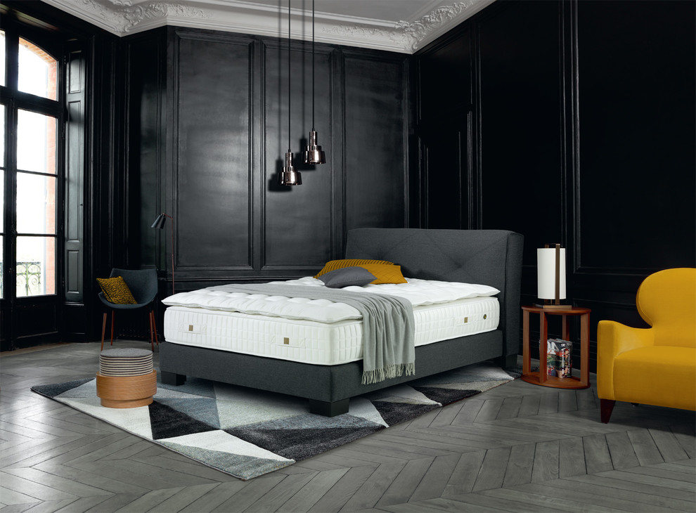 Großes Klassisches Hauptschlafzimmer mit schwarzer Wandfarbe, dunklem Holzboden und grauem Boden in Bremen