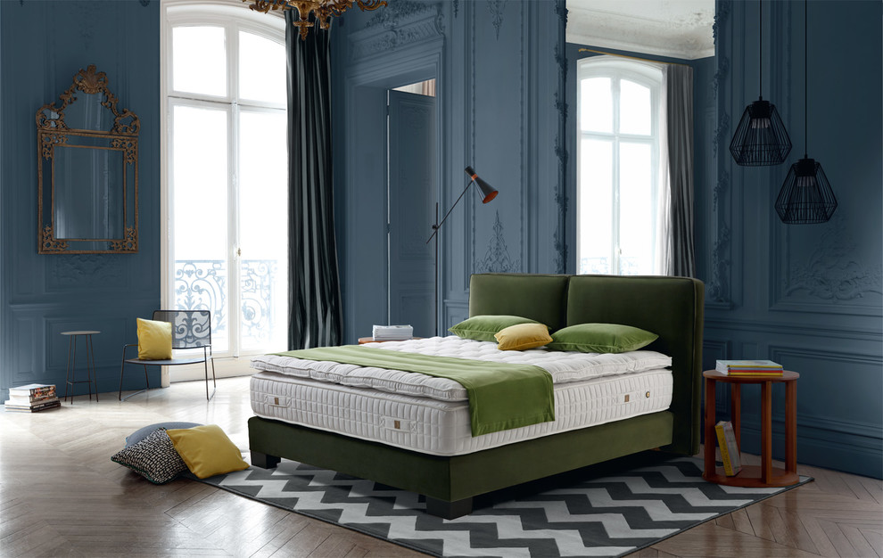 Стильный дизайн: огромная хозяйская спальня в классическом стиле с синими стенами и деревянным полом - последний тренд