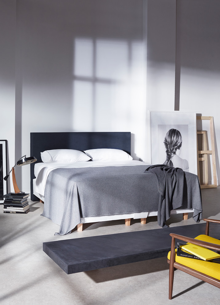 Modelo de dormitorio tipo loft nórdico pequeño sin chimenea con paredes blancas, suelo vinílico y suelo gris