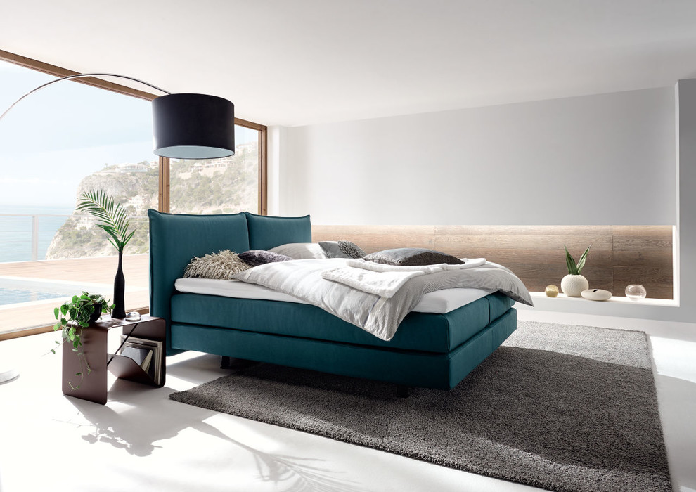 Источник вдохновения для домашнего уюта: спальня в современном стиле с белыми стенами, бежевым полом и полом из линолеума без камина