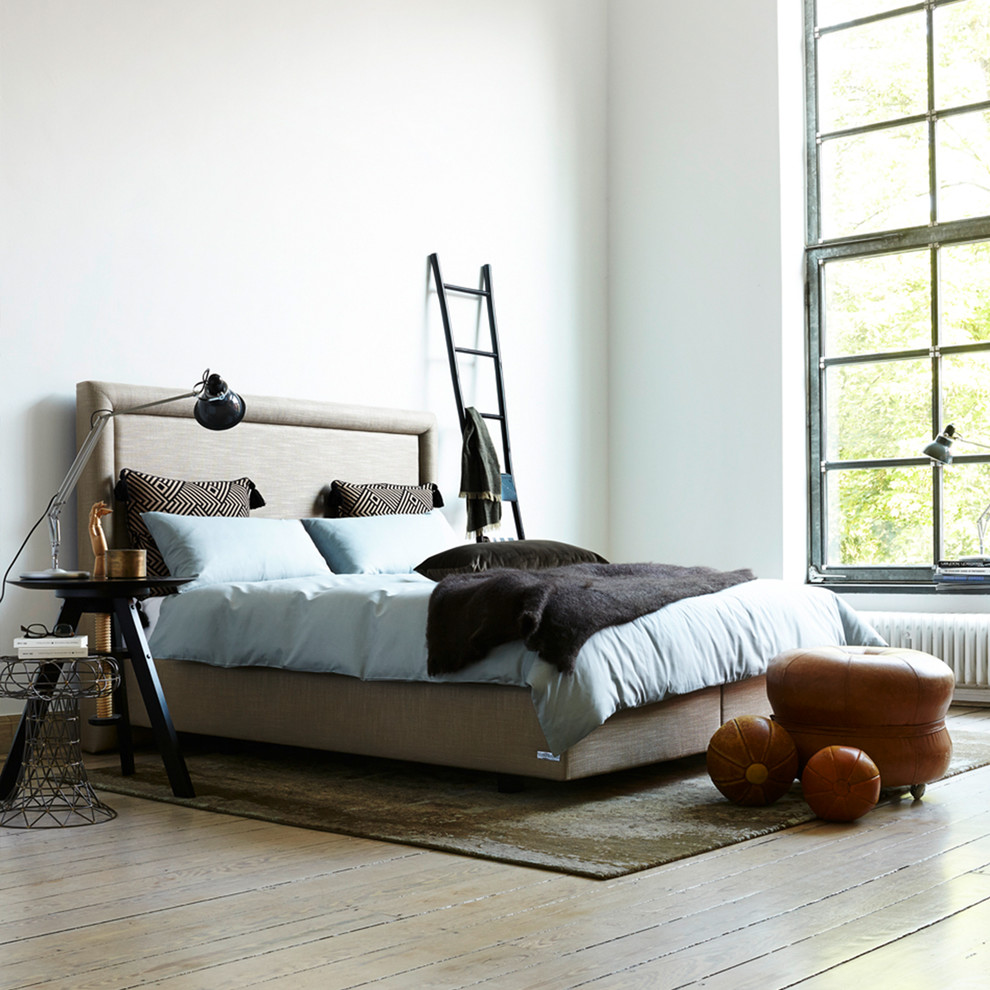 Inspiration for a mid-sized industrial master painted wood floor bedroom remodel in Dortmund with white walls