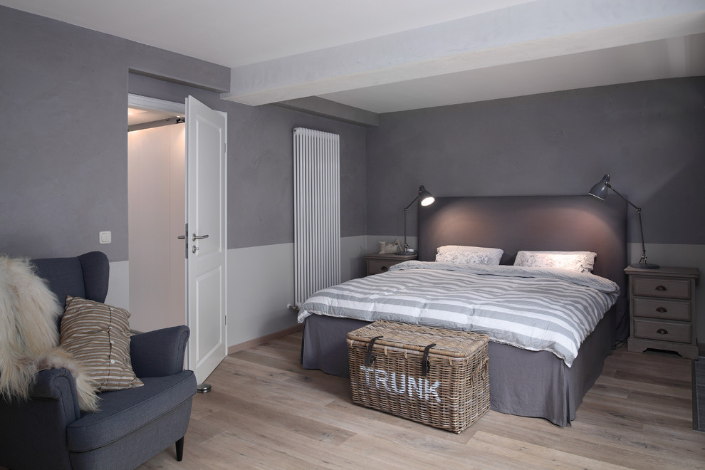 Пример оригинального дизайна: хозяйская спальня среднего размера в морском стиле с синими стенами, светлым паркетным полом и бежевым полом без камина