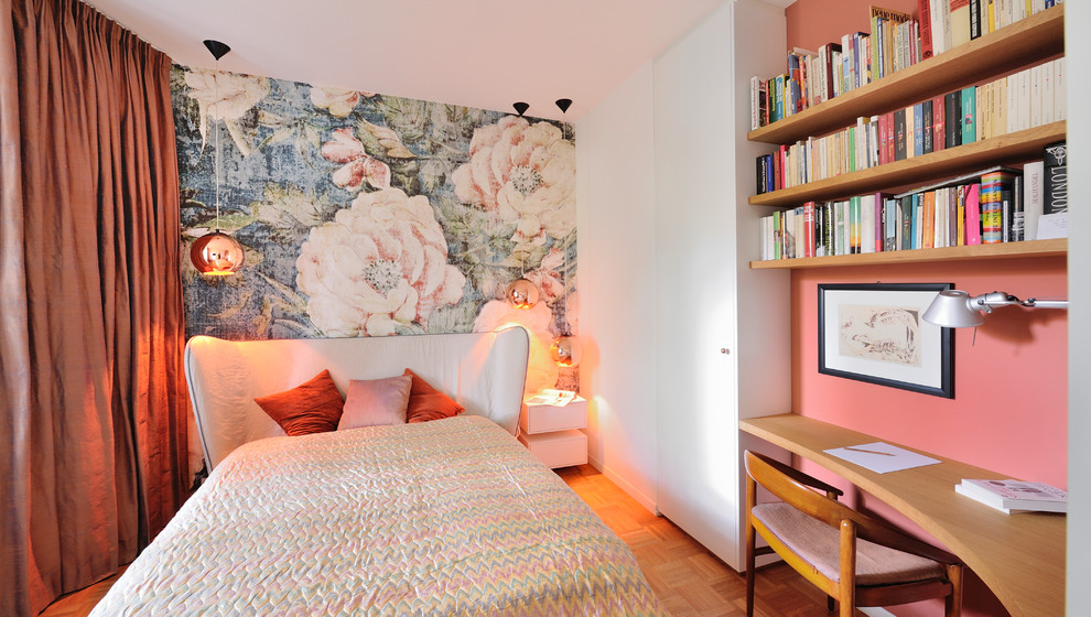Kleines Retro Gästezimmer ohne Kamin mit weißer Wandfarbe, braunem Holzboden und braunem Boden in München