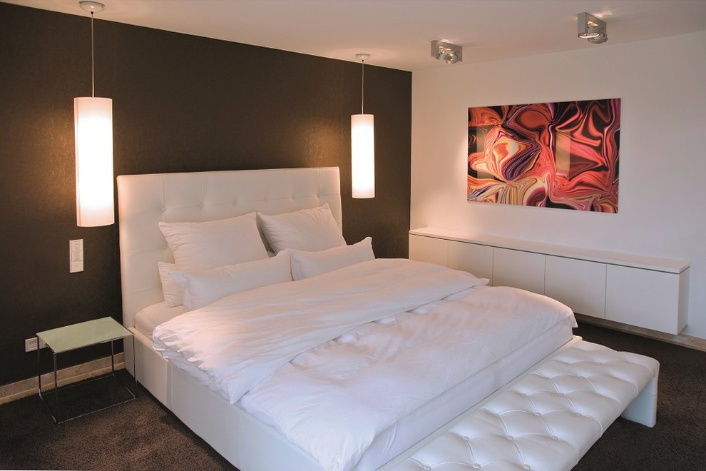 Foto di una camera da letto contemporanea con pareti marroni, moquette e nessun camino