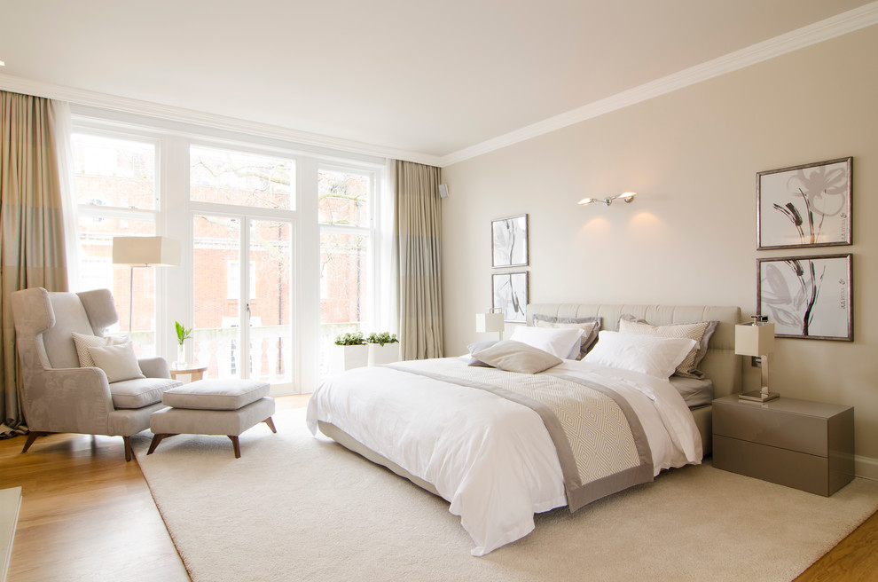 Klassisches Schlafzimmer mit beiger Wandfarbe und braunem Holzboden in London