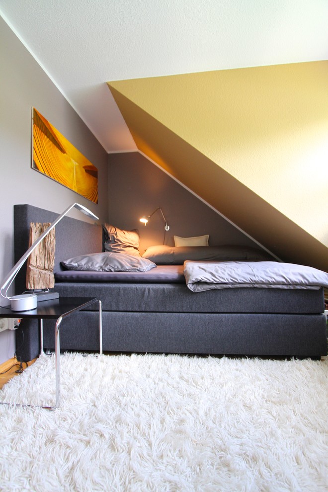 Idéer för små funkis sovrum, med gula väggar och mellanmörkt trägolv