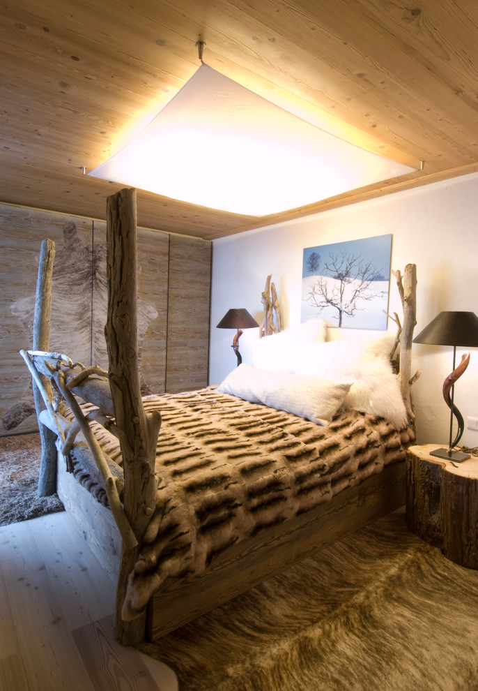 Modelo de dormitorio rural con suelo de madera clara y paredes blancas