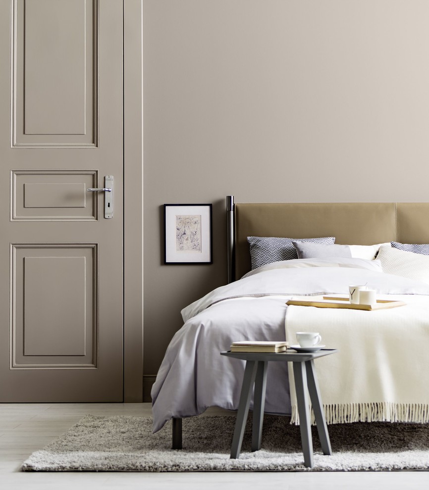 Modelo de dormitorio clásico con paredes marrones