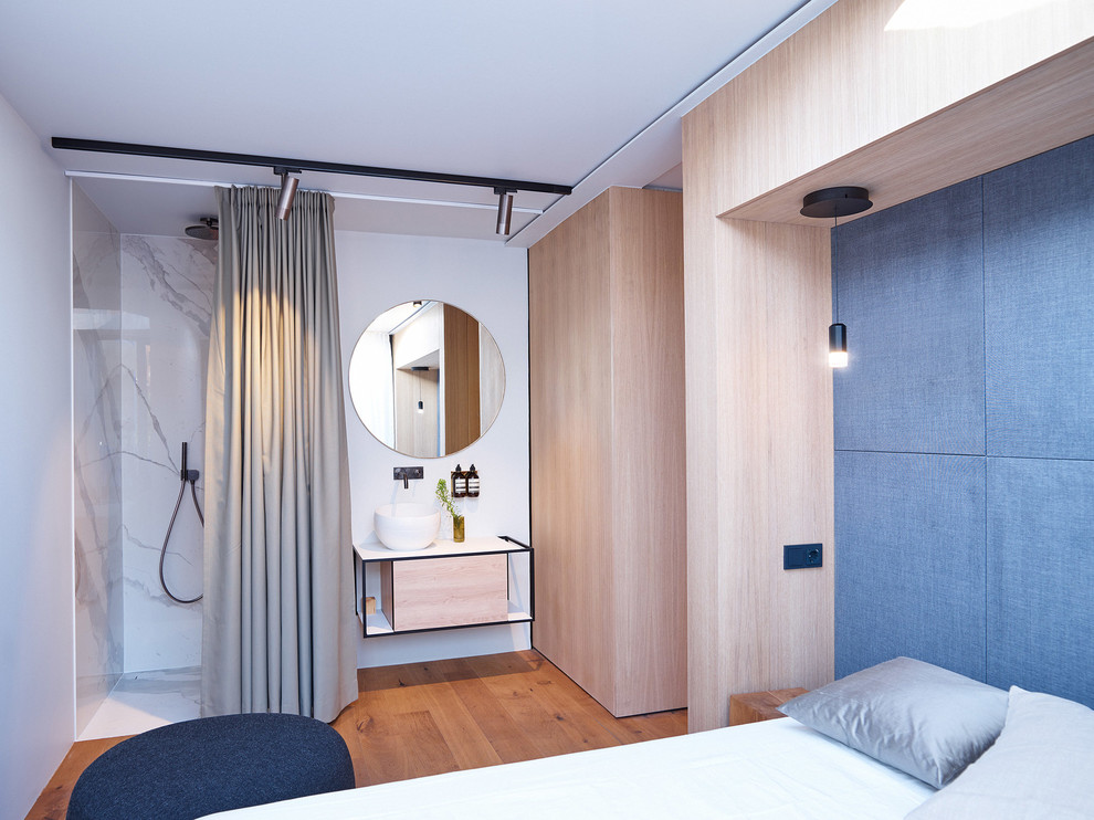 Mittelgroßes Modernes Hauptschlafzimmer ohne Kamin mit weißer Wandfarbe, braunem Holzboden und braunem Boden in Stuttgart