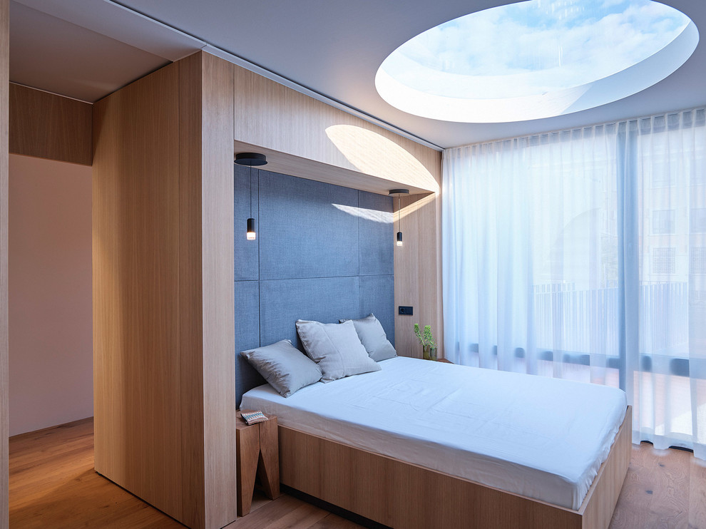 Mittelgroßes Modernes Hauptschlafzimmer ohne Kamin mit brauner Wandfarbe, braunem Holzboden und braunem Boden in Stuttgart