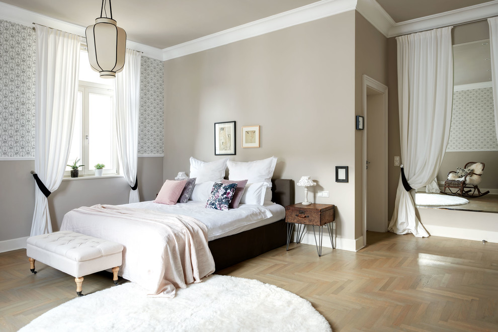 Mittelgroßes Klassisches Schlafzimmer ohne Kamin mit beiger Wandfarbe, braunem Holzboden und beigem Boden in Berlin