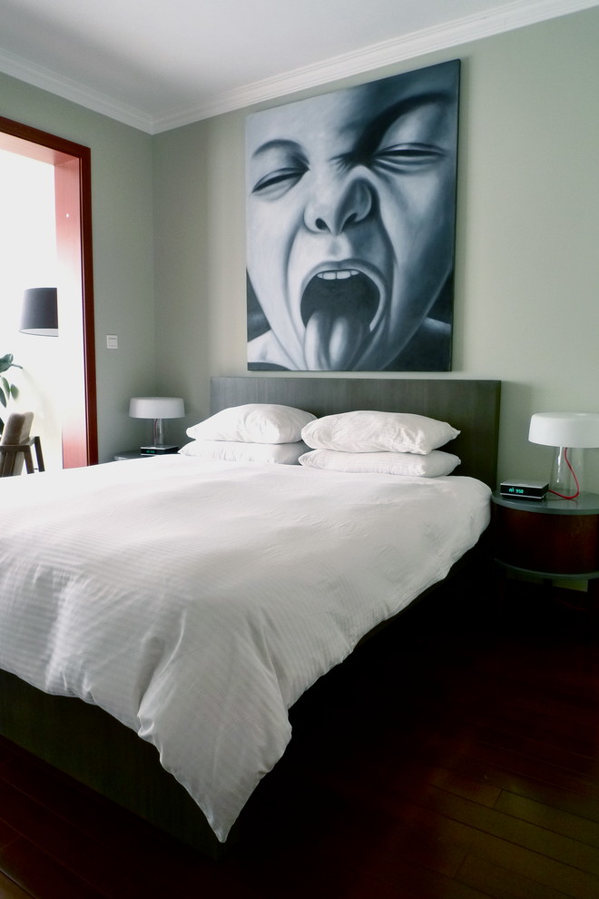 Modelo de dormitorio bohemio de tamaño medio sin chimenea con paredes grises y suelo de madera oscura