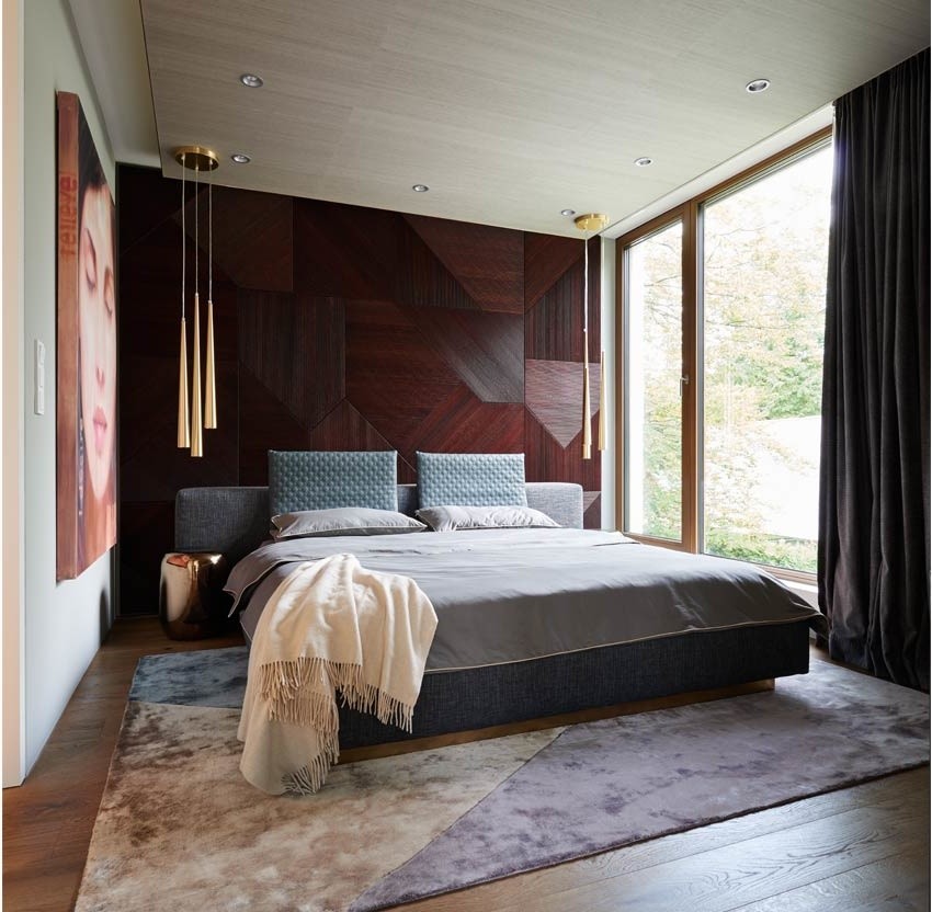 Mittelgroßes Eklektisches Hauptschlafzimmer mit weißer Wandfarbe, dunklem Holzboden und braunem Boden in München