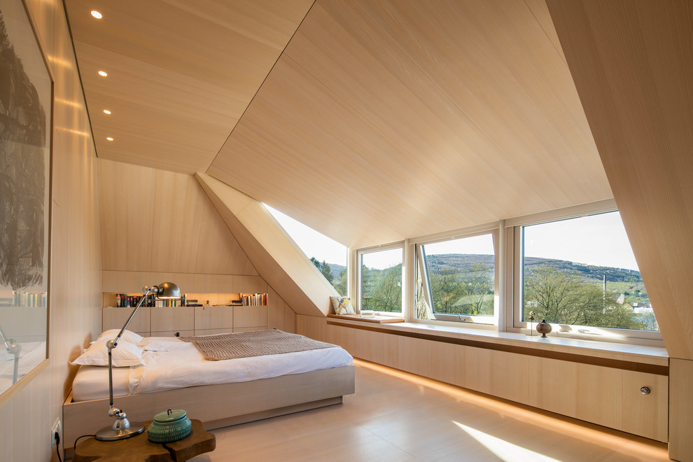 Großes Modernes Schlafzimmer mit weißer Wandfarbe, hellem Holzboden und weißem Boden in Sonstige