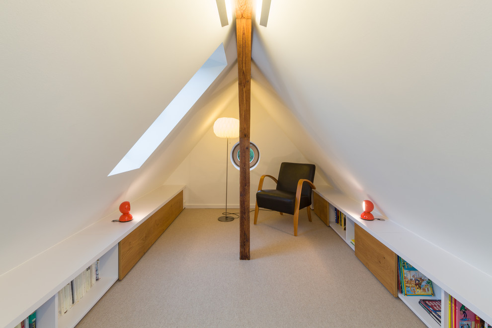 Kleines Modernes Schlafzimmer ohne Kamin mit weißer Wandfarbe und Teppichboden in Dresden