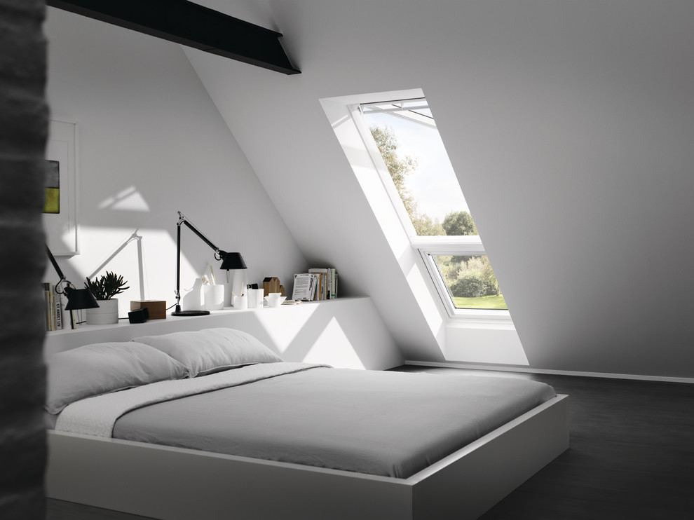 Foto de dormitorio principal contemporáneo de tamaño medio sin chimenea con paredes blancas y suelo negro